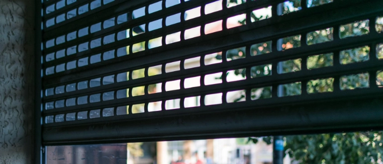 polycarbonate-rolling-shutter-improve-storefront